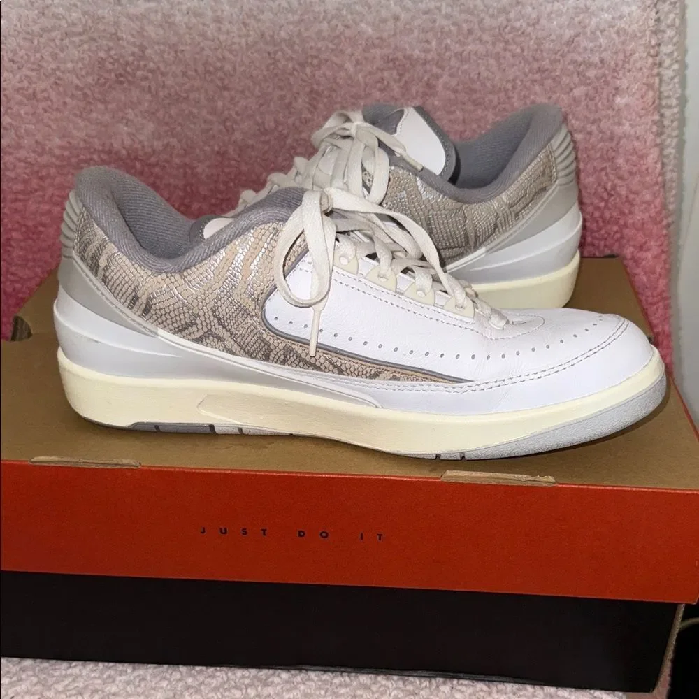 Air Jordan Retro 2 White Gray Athletic Shoes